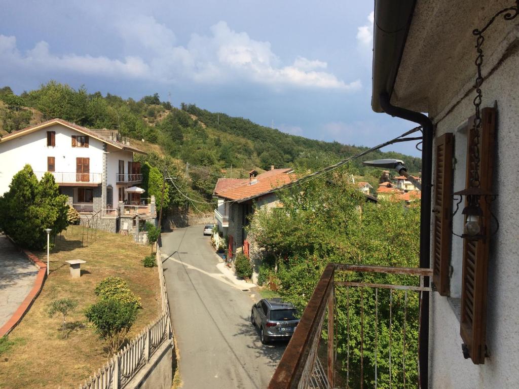 uma vista para uma rua a partir de uma janela de uma casa em La casa di UGO em Ciglione