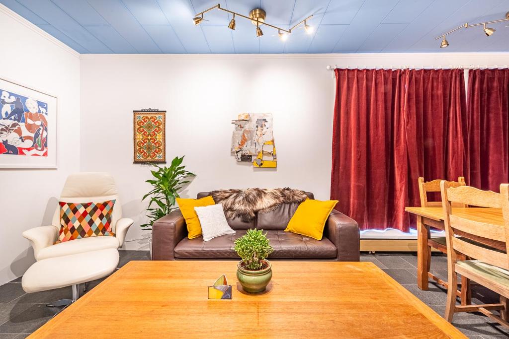 ein Wohnzimmer mit einem Sofa und einem Tisch in der Unterkunft The Gallery in Reykjavík