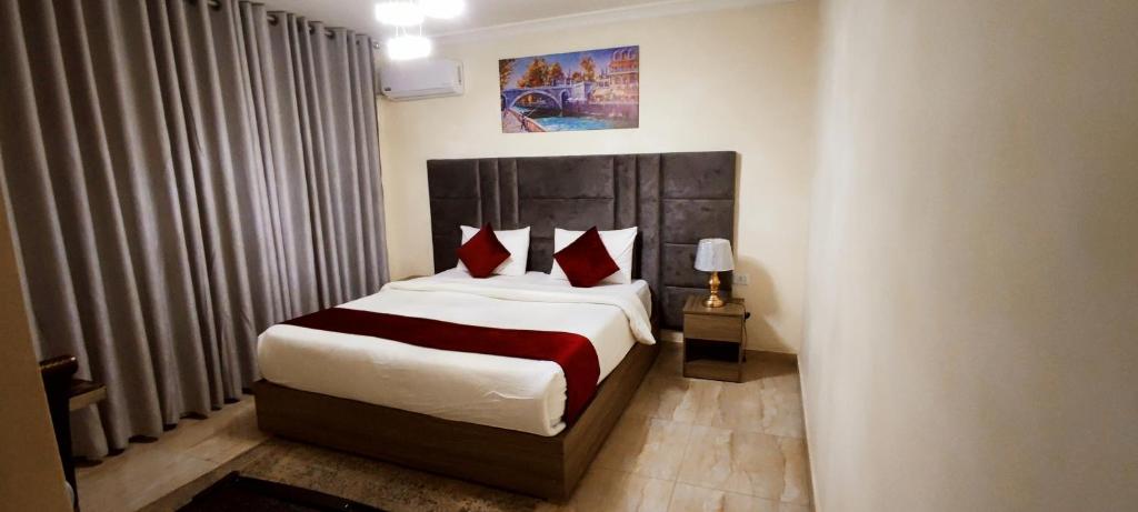 Postel nebo postele na pokoji v ubytování Golden Hotel