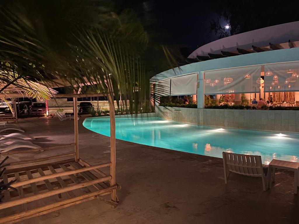 Bazén v ubytování Beachfront penthouse - Amar'e Aparthotel & Spa nebo v jeho okolí