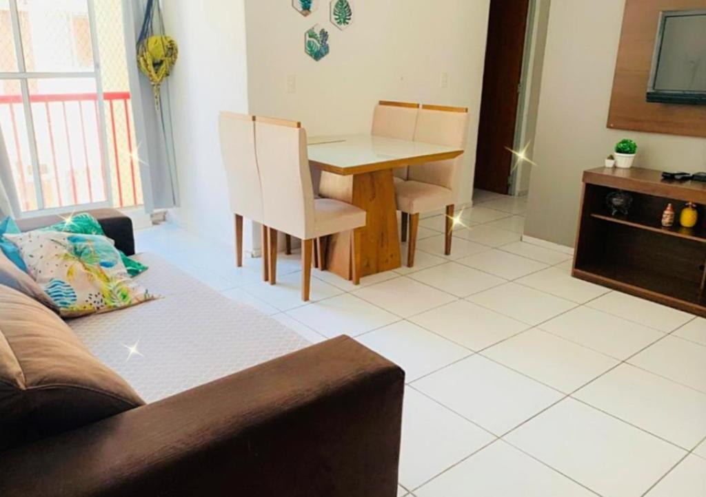 ein Wohnzimmer mit einem Tisch, Stühlen und einem Sofa in der Unterkunft Ap Completo na zona Nobre com 3 quartos, sendo 1 suíte in Teresina