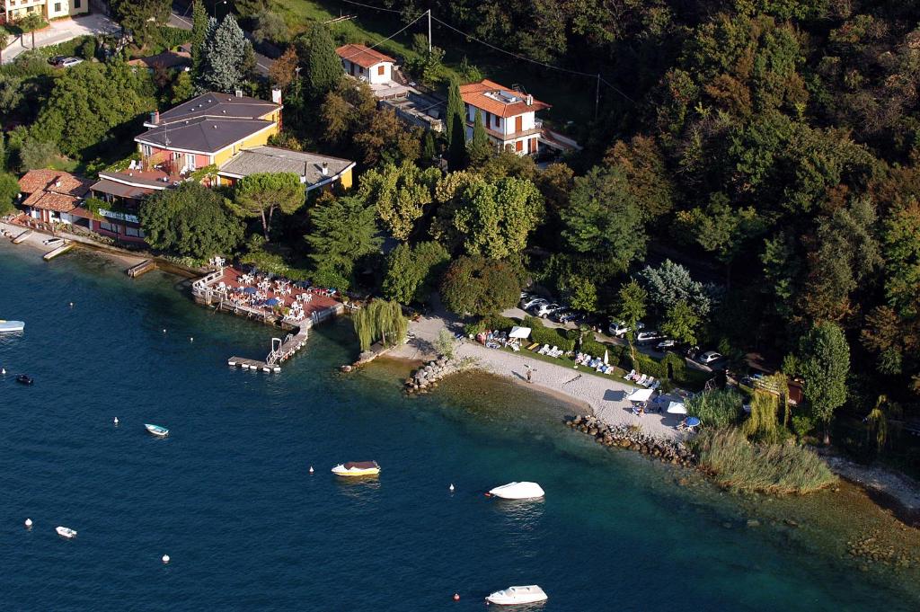 une vue aérienne sur un lac avec des bateaux dans l'eau dans l'établissement Hotel Garden Zorzi, à San Felice del Benaco