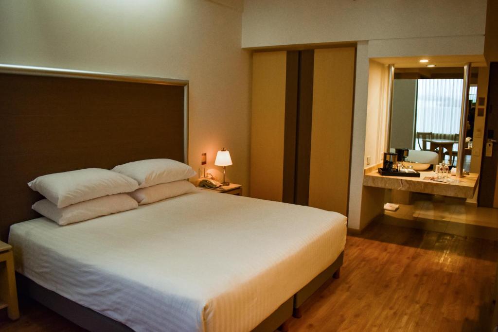Postel nebo postele na pokoji v ubytování Ramada by Wyndham Mexico City Santa Fe