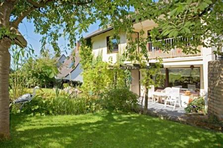 een huis met een tuin met groen gras bij Haus Nacke in Möhnesee