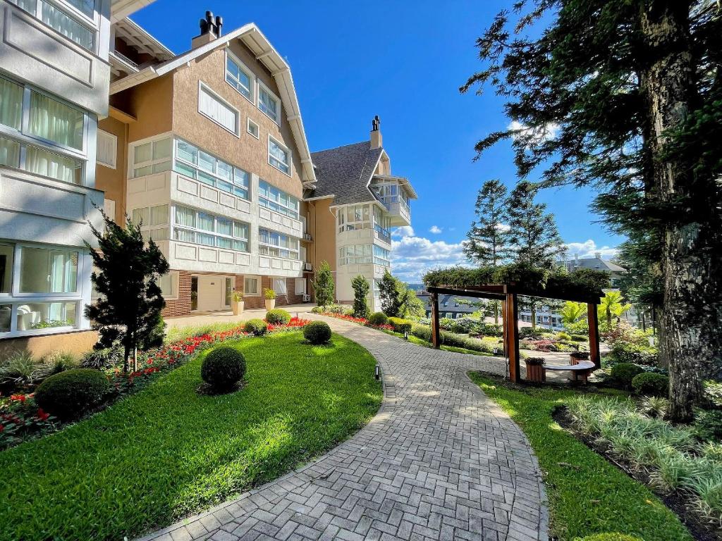 una pasarela frente a un edificio en Apartamentos Altos da Bela Vista by Achei Gramado, en Gramado