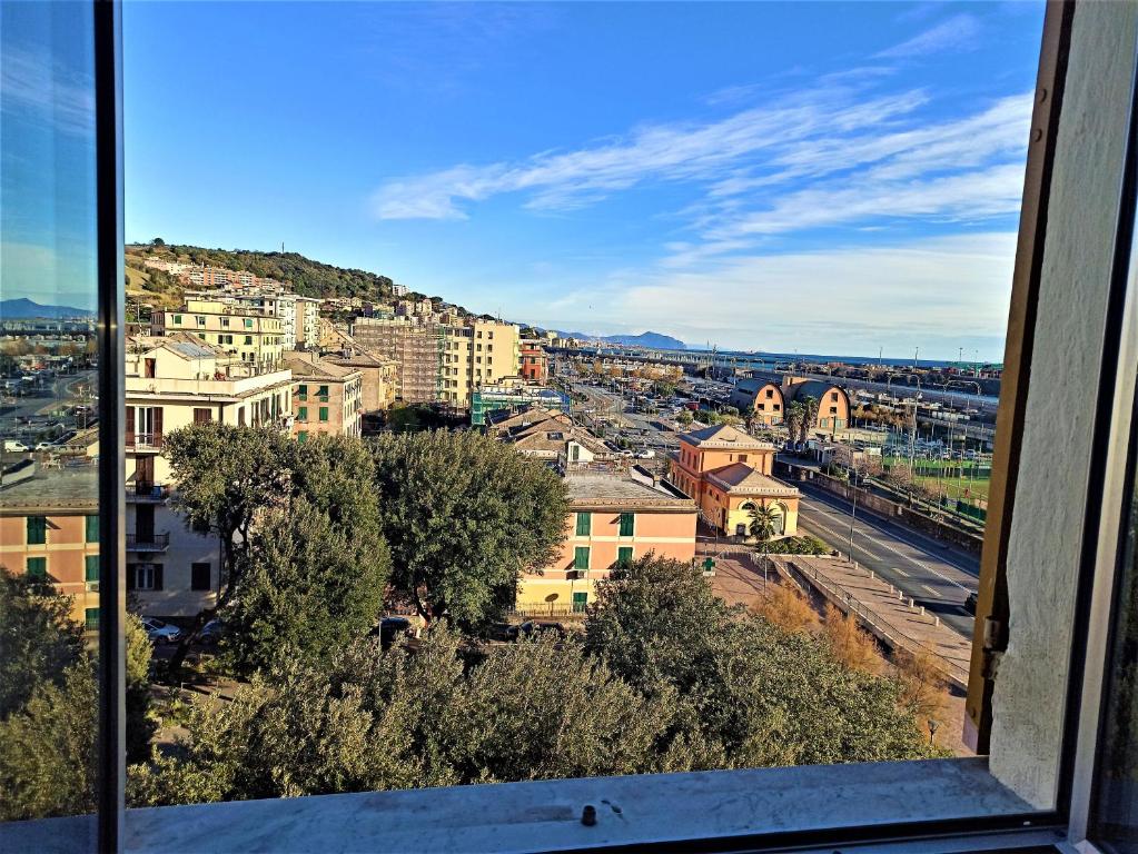 una finestra con vista sulla città di casa vacanza Laura a Genova