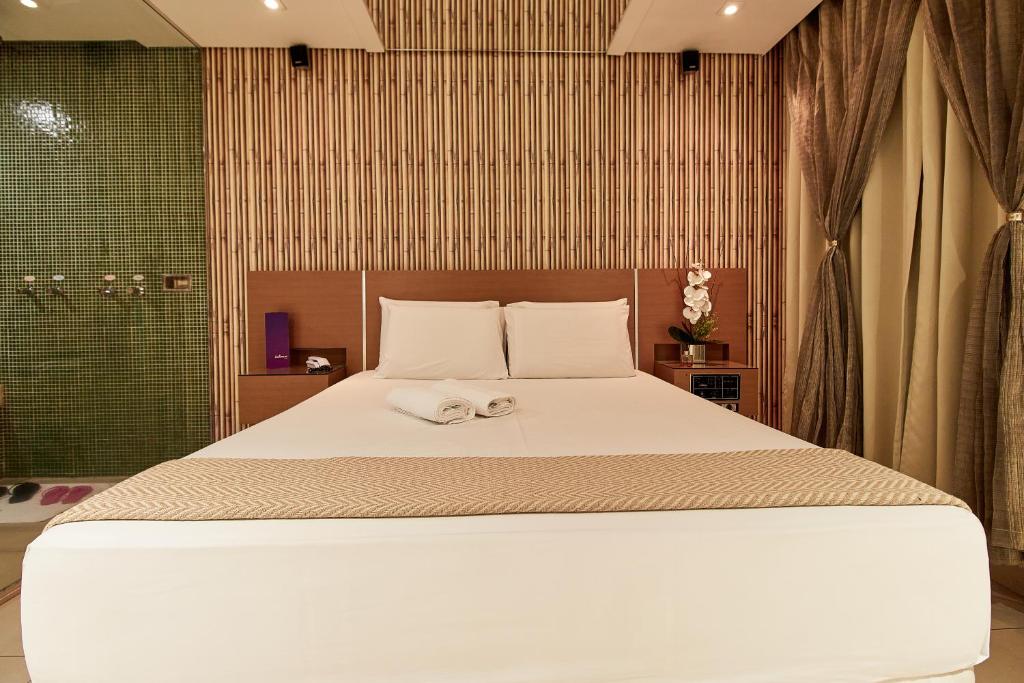 um quarto com uma cama com uma toalha em Intense Motel em São Paulo