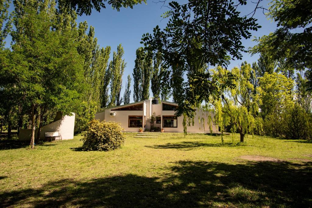 una casa en medio de un campo con árboles en La celestina en San Rafael