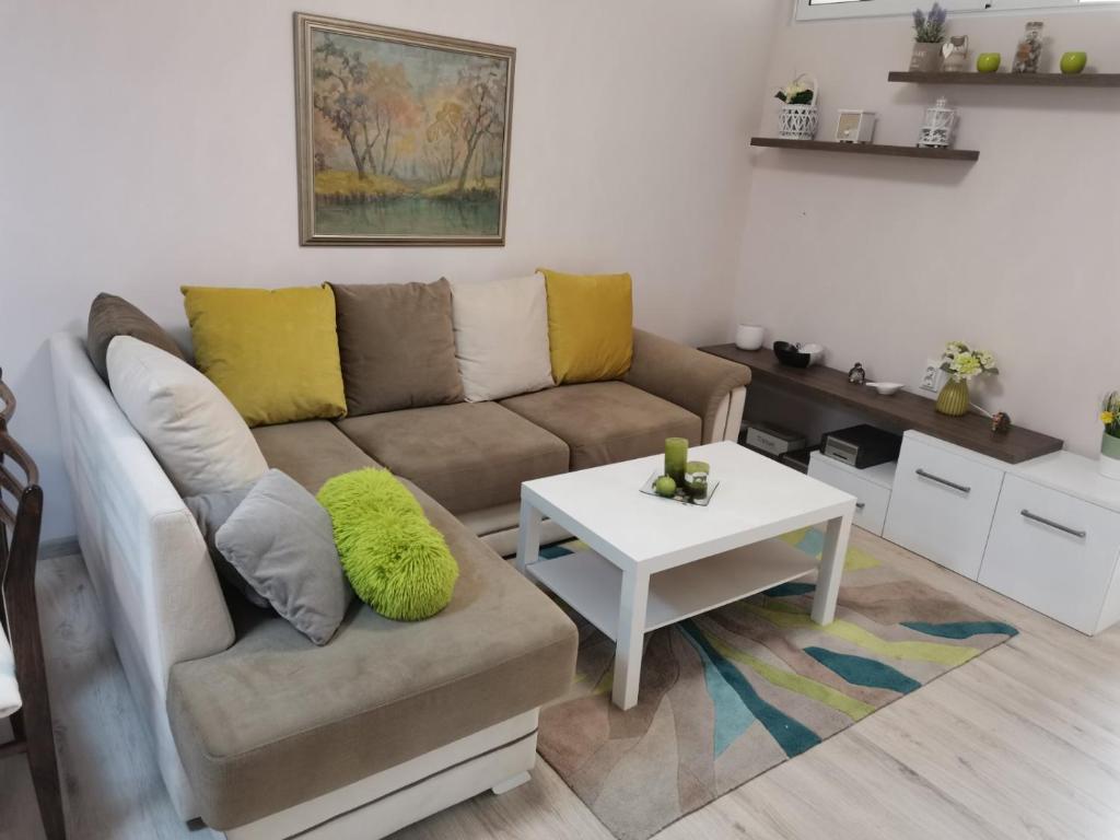 sala de estar con sofá y mesa en Markoni, en Sliven