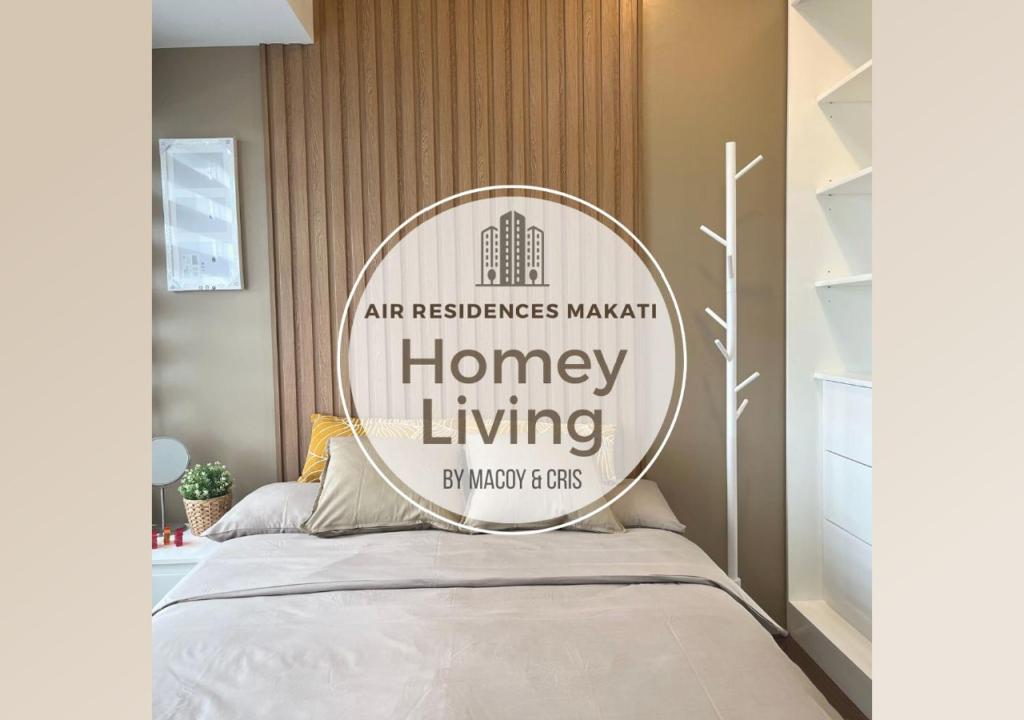 Homey 1 Bedroom Unit at Air Residences في مانيلا: لوحة لمفارش الحجز الهوائي والعسل الذي يسكن في غرفة النوم