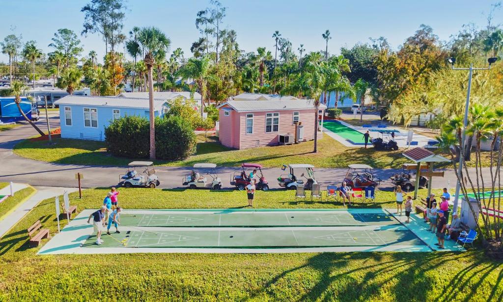 un groupe de personnes dans un parc avec une aire de jeux dans l'établissement Tropical Palms Resort, à Orlando