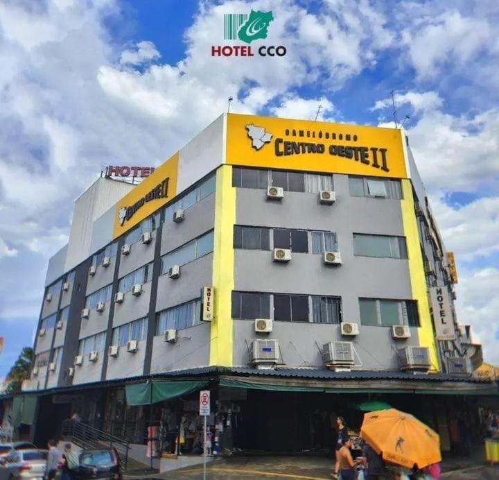 un edificio de hotel con un cartel en el costado en Hotel Cco Goiânia, en Goiânia