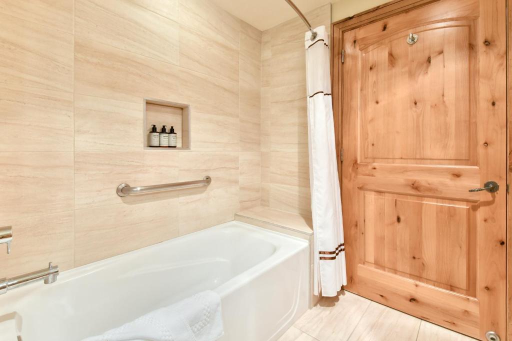 Grand Summit Lodge by Park City - Canyons Village - King Studio
