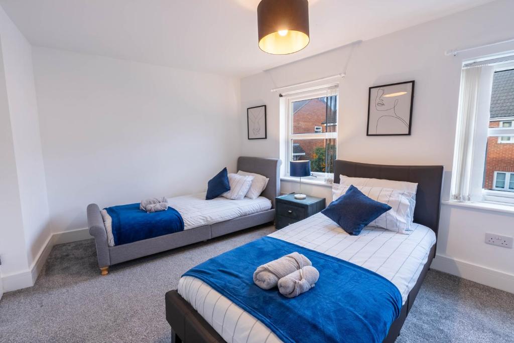 een slaapkamer met 2 bedden en een raam bij 2 bedroom house with free Parking, Aylesbury, Johns st in Buckinghamshire