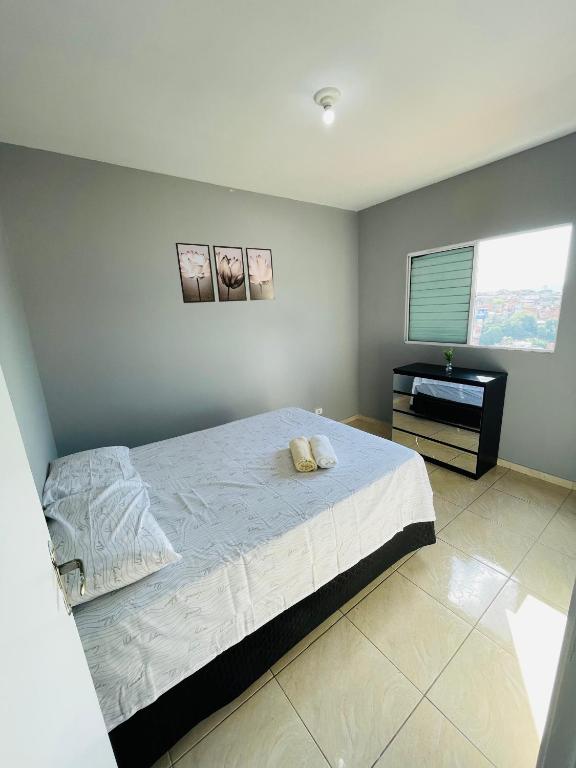 1 dormitorio con 1 cama grande y TV en Apartamento Mobiliado- 01 Quarto, Sala, Cozinha - Alto Sucuriú- ZONA NORTE SP - cod 09, en São Paulo