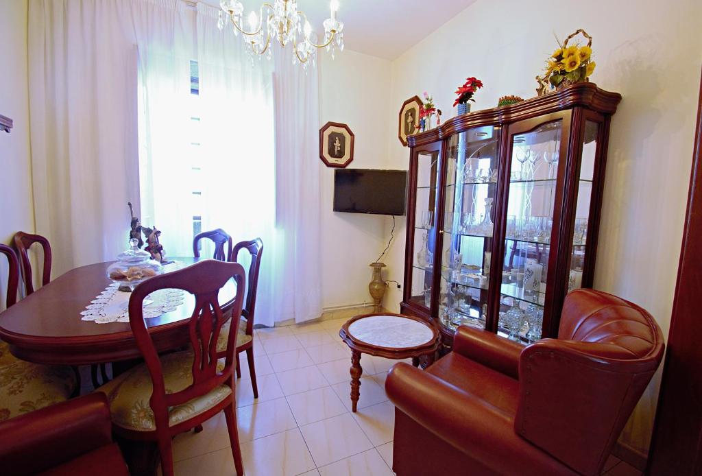 A television and/or entertainment centre at Casa de piedra en Vilanova de Arousa