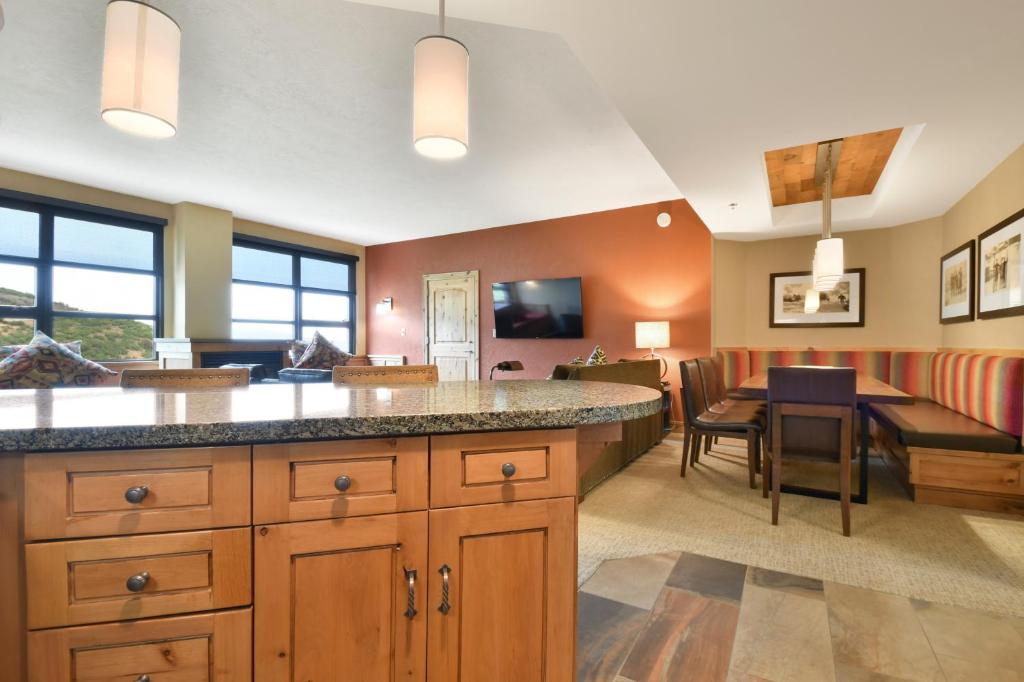 Grand Summit Lodge by Park City - Canyons Village - Deluxe Corner Suite