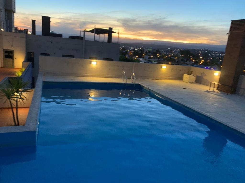 una gran piscina en la parte superior de un edificio en Edificio Hipolito Irigoyen en Villa Carlos Paz