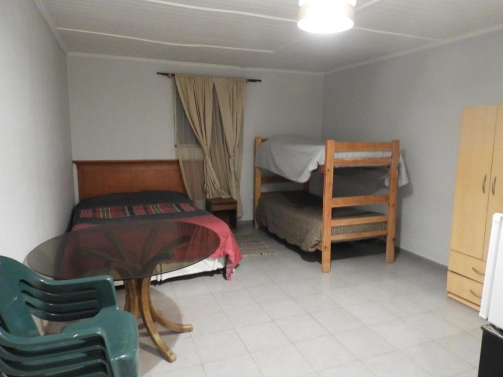 Cette petite chambre comprend un lit et une table. dans l'établissement Hostal Ribera de Quitor, à San Pedro de Atacama