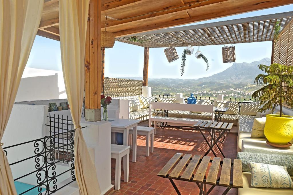Vista generica sulle montagne o vista sulle montagne dall'interno del riad