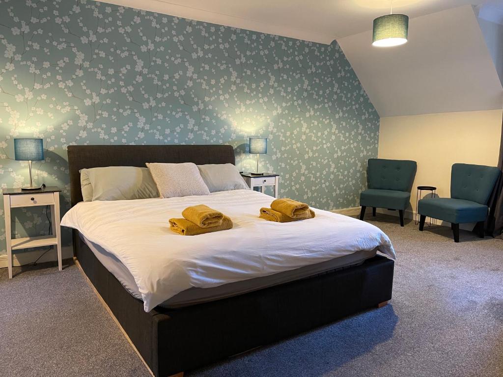 Postel nebo postele na pokoji v ubytování Edinburgh - apartment with balcony and secure garage parking