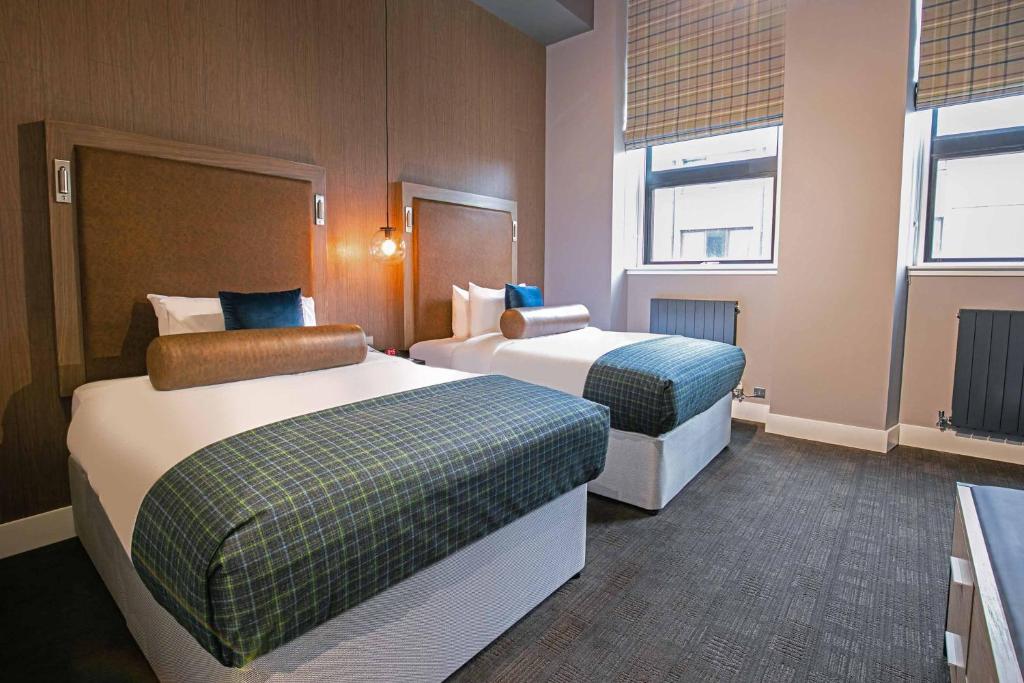 Postel nebo postele na pokoji v ubytování Sandman Signature Aberdeen Hotel & Spa