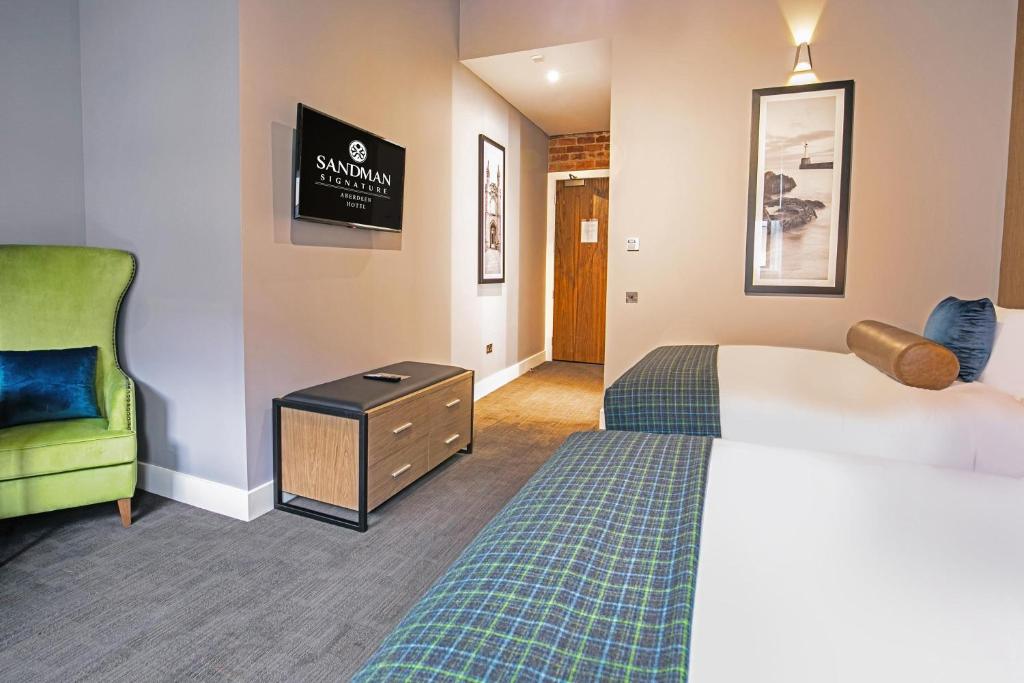 Postel nebo postele na pokoji v ubytování Sandman Signature Aberdeen Hotel & Spa
