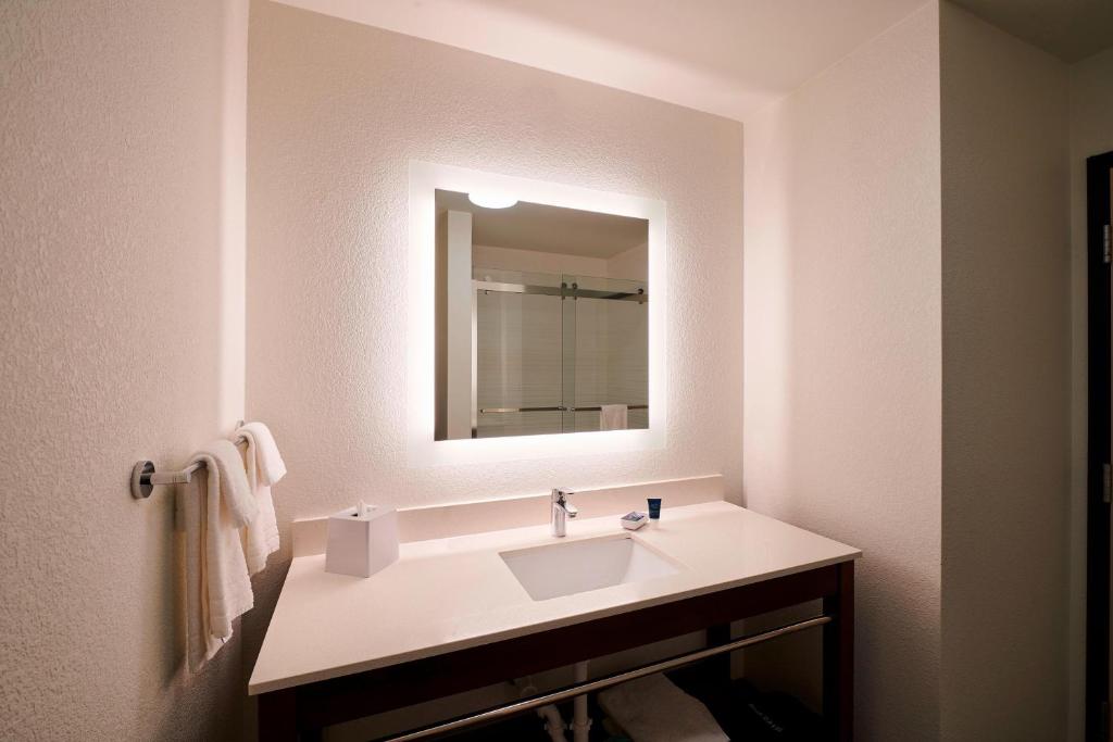 Four Points by Sheraton Cleveland-Eastlake photo