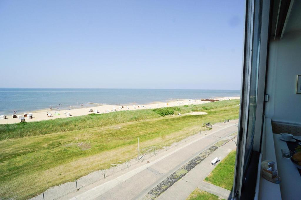- une vue sur la plage depuis la fenêtre du train dans l'établissement Haus-Seehund-16, à Cuxhaven