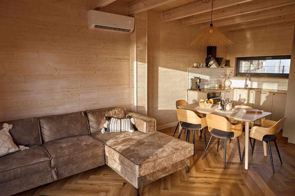 - un salon avec un canapé et une table dans l'établissement Wood House Trzęsacz, à Trzęsacz