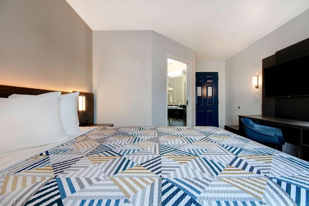 Motel 6-Pharr, TX - Queen Room - Disability Access - Roll In Shower
