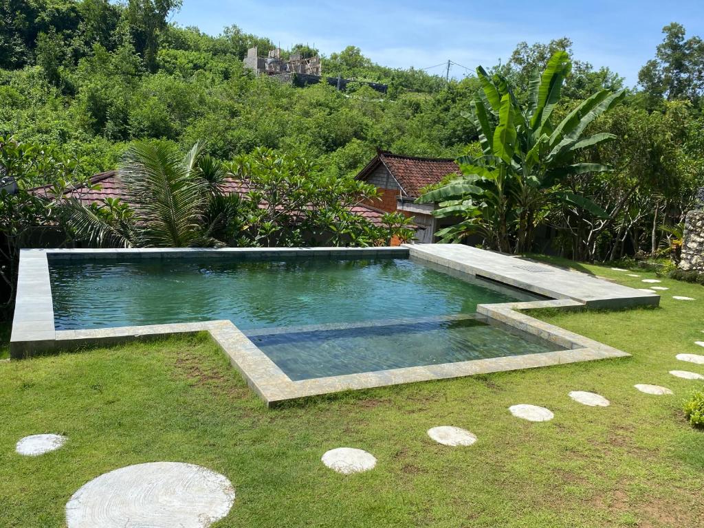 - une piscine dans la cour d'une maison dans l'établissement Belong Bunter Homestay, à Uluwatu