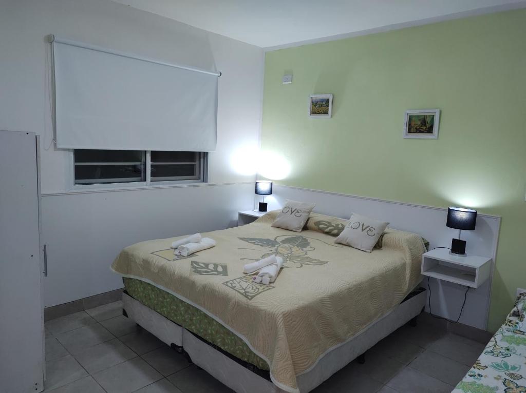 een slaapkamer met een bed met twee knuffels erop bij Cabañas Mundo al revés in La Silleta
