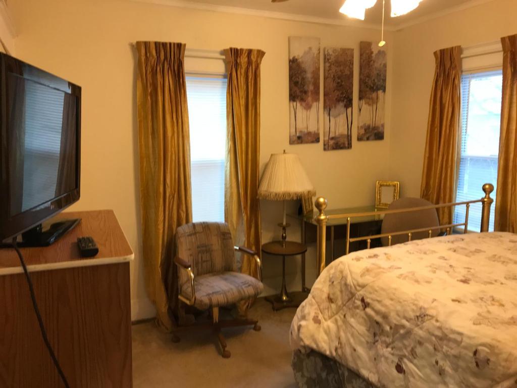 Una televisión o centro de entretenimiento en Room - Airport, Eastman Dental, UofR & Medical Ctr at Strong Hospital-Professionals Welcomed