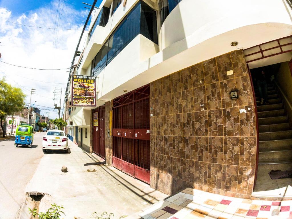 un edificio sul lato di una strada di Hotel Sol de Oro Ayacucho ad Ayacucho