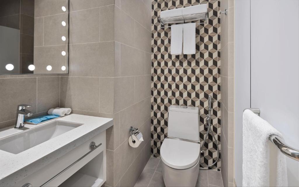 Phòng tắm tại Holiday Inn Express Singapore Serangoon by IHG