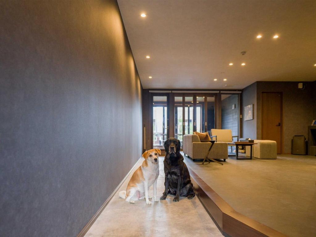 dos perros sentados junto a una pared en una habitación en Rakuten STAY VILLA Nasu Standard Room pet allowed Capacity of 4 persons, en Nasu-yumoto