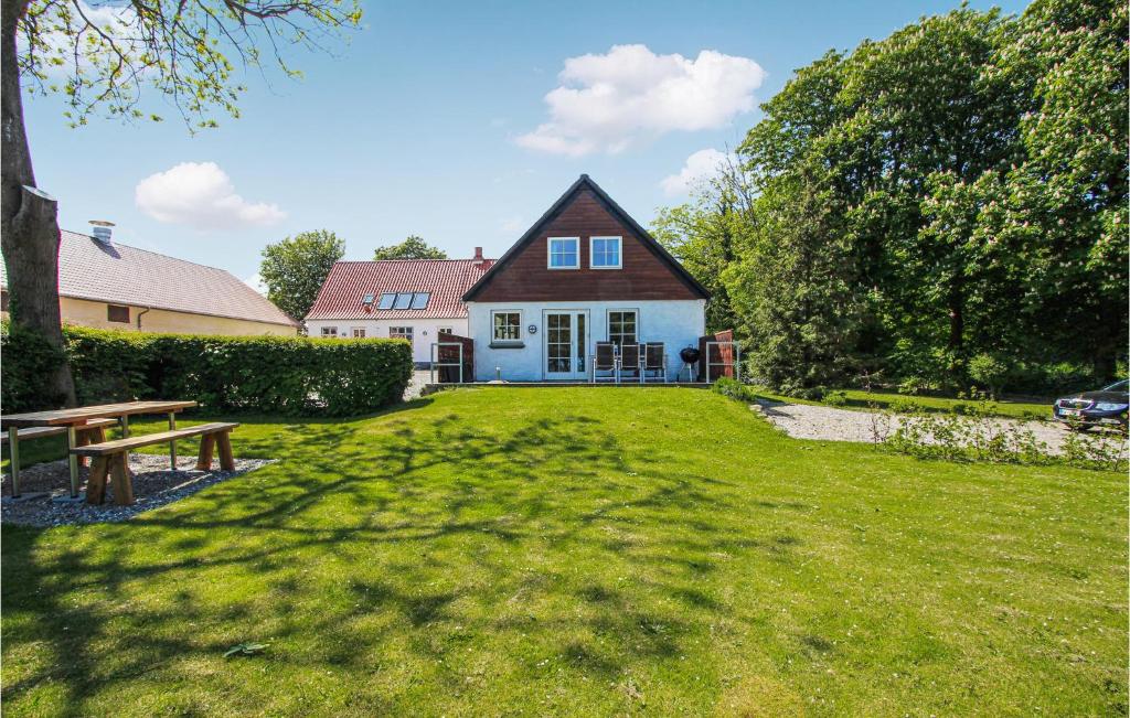 una casa con una mesa de picnic en un patio en Beautiful Home In Sams With Kitchen, en Toftebjerg