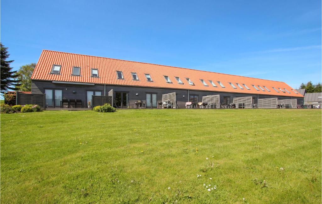 ein großes Gebäude mit einem Grasfeld davor in der Unterkunft 2 Bedroom Beautiful Apartment In Sams in Onsbjerg