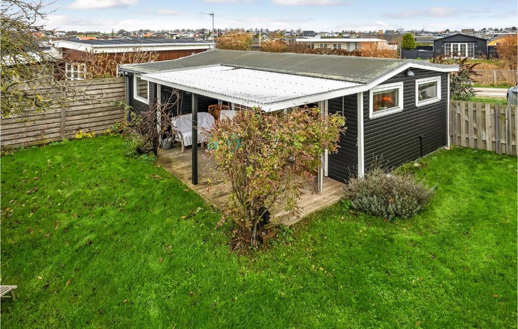une maison avec un toit solaire sur une cour dans l'établissement 1 Bedroom Amazing Home In Karrebksminde, à Karrebæksminde