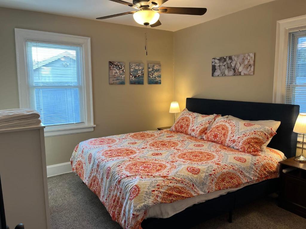 a bedroom with a bed and a ceiling fan at Hunter #1, Private One Bed near Xavier & Downtown in Bellevue