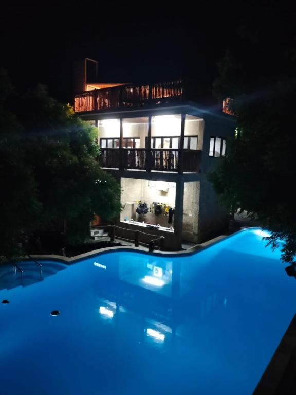 Bazén v ubytování Lunar Dive Resort: Bamboo Villas nebo v jeho okolí