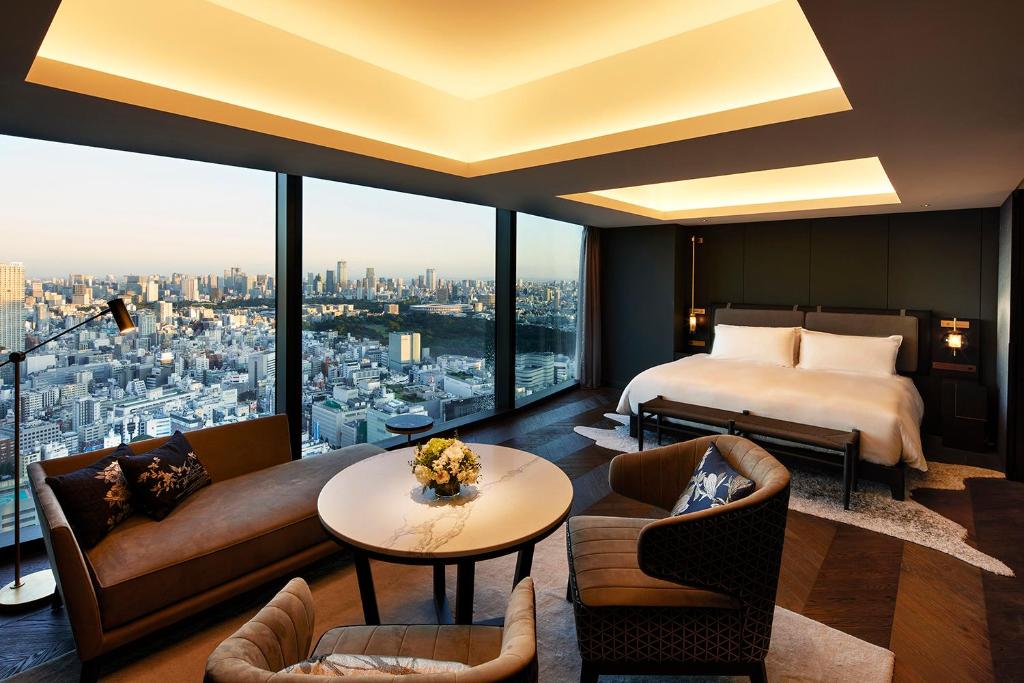 東京にあるBELLUSTAR TOKYO, A Pan Pacific Hotel のベッドと大きな窓が備わるホテルルームです。