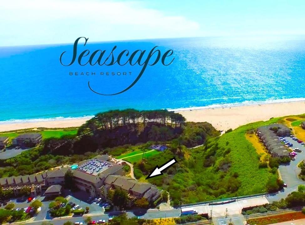 una vista aérea de un complejo situado junto a la playa en Beautiful Ocean Views - SEASCAPE - Hot Tubs - Heated Pools - Cozy Fireplace, en Aptos