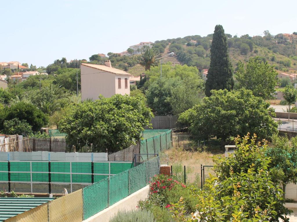 a fence in front of a field with a house at Appartement Banyuls-sur-Mer, 3 pièces, 4 personnes - FR-1-309-4 in Banyuls-sur-Mer