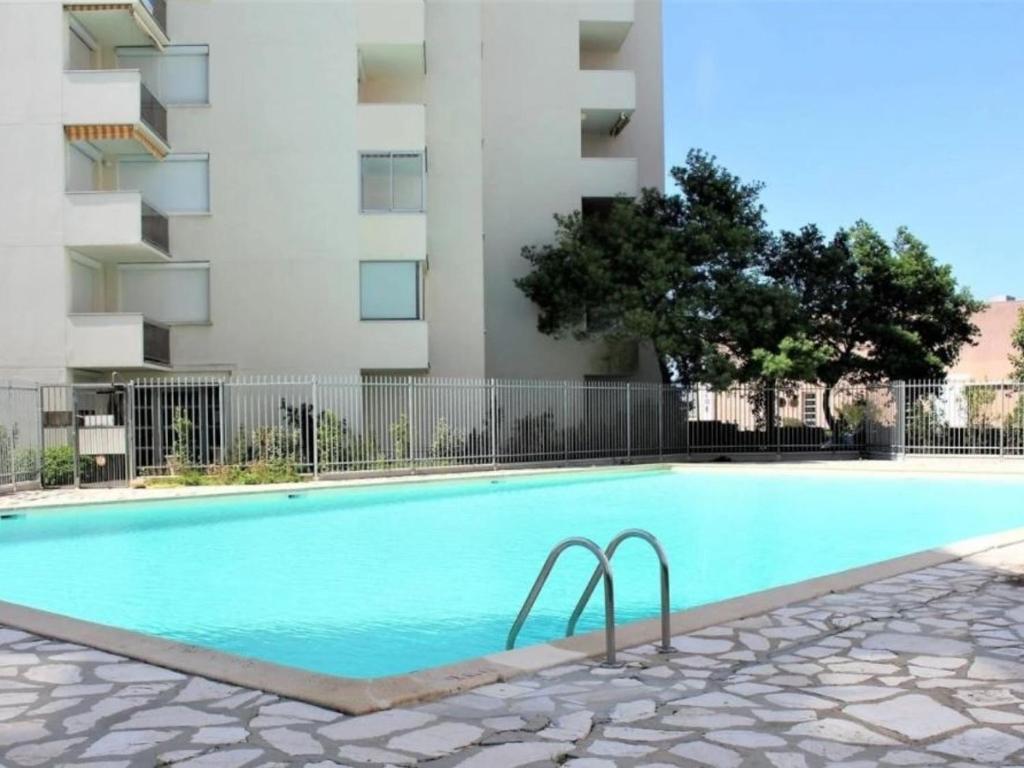 une piscine devant un immeuble dans l'établissement Appartement avec Piscine et Parking Privé - Arcachon, Port de Plaisance - FR-1-319-93, à Arcachon