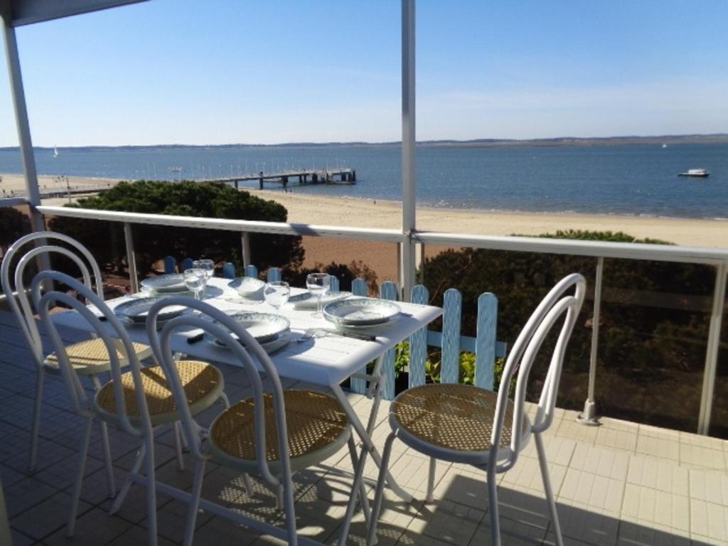 アルカションにあるAppartement Arcachon, 3 pièces, 6 personnes - FR-1-374-74のビーチを望むバルコニー(テーブル、椅子付)