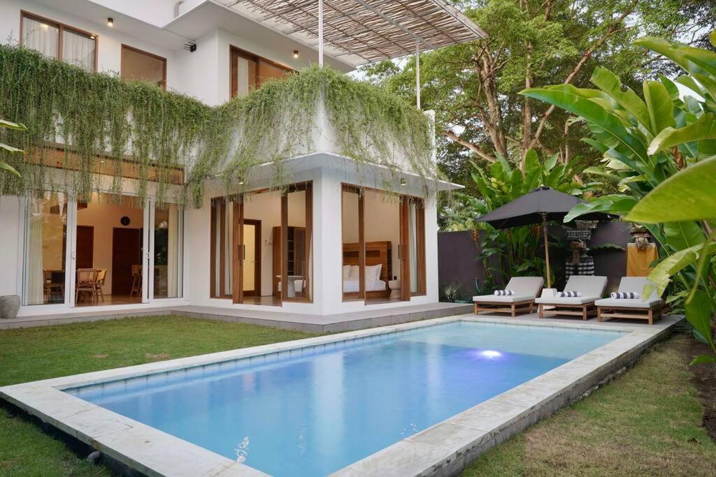 een villa met een zwembad voor een huis bij Villa Ikris - tranquil oasis in the heart of Canggu in Canggu