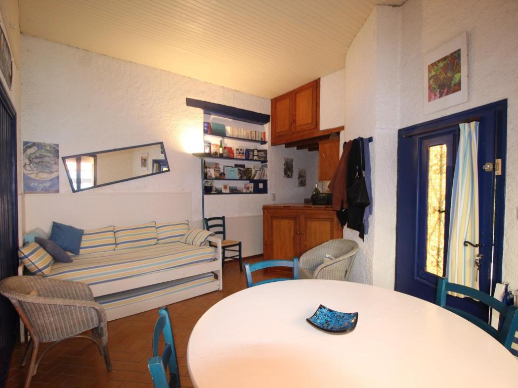 a living room with a table and chairs at Studio Collioure, 2 pièces, 4 personnes - FR-1-309-153 in Collioure
