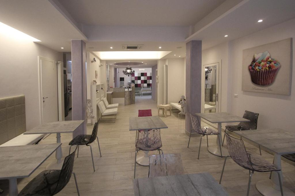 restauracja ze stołami i krzesłami w pokoju w obiekcie Hotel B&B Francesca w mieście Varazze